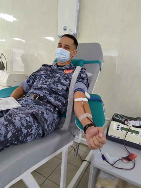 Спасти чью-то жизнь: росгвардейцы из Оренбурга сдали кровь в честь Всемирного Дня донора
