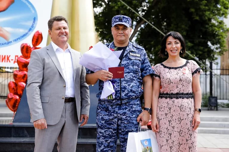 Министр здравоохранения Оренбургской области вручила сотруднику вневедомственной охраны Росгвардии знак Почетный донор России