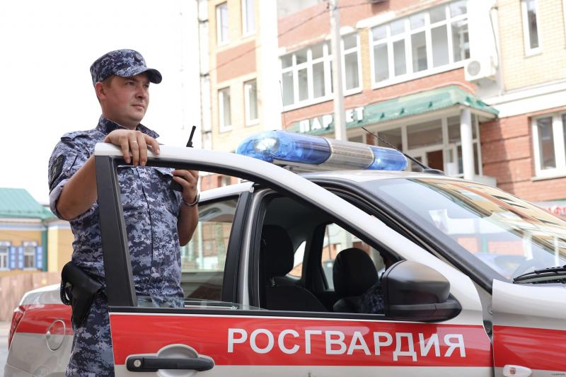 Росгвардейцы задержали неадекватного мужчину, который набрасывался на медиков