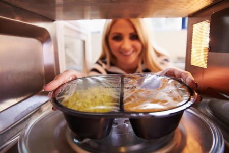 Как выбрать посуду для микроволновки рассказал доктор Садыков