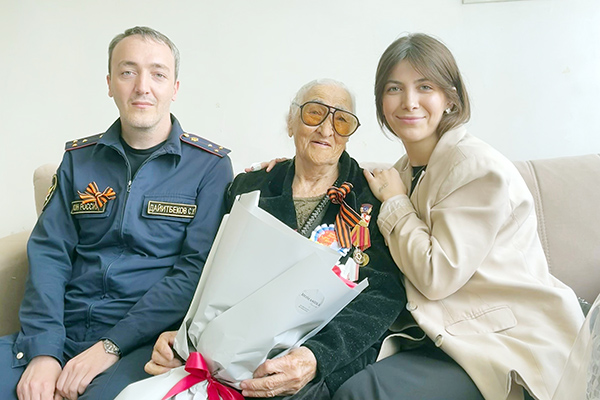 Сотрудники лечебного исправительного учреждения № 4 посетили ветерана Великой Отечественной воны на дому
