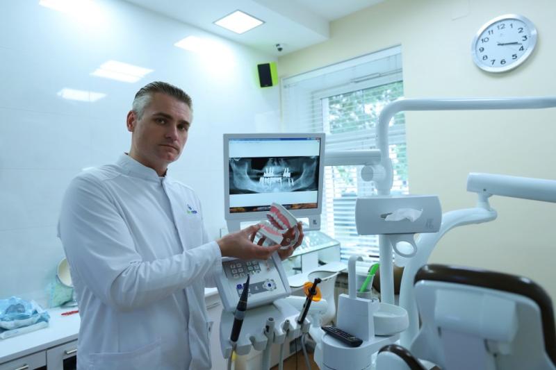 Главный врач клиники "Мегастом", стоматолог Владимир Лосев: как правильно ухаживать за зубами у малышей