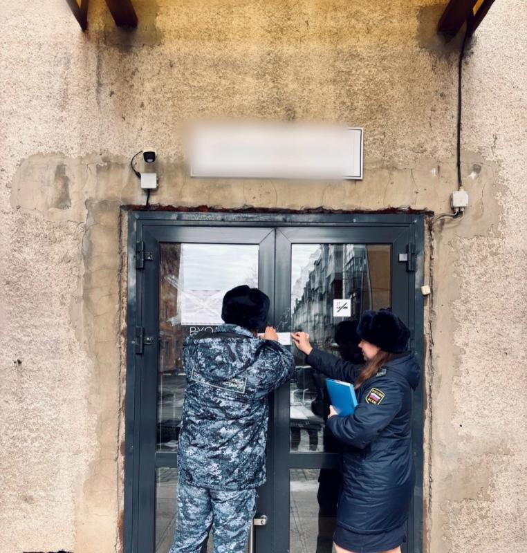 «Угроза жизни и здоровью»: В Кузбассе судебные приставы приостановили деятельность административного здания