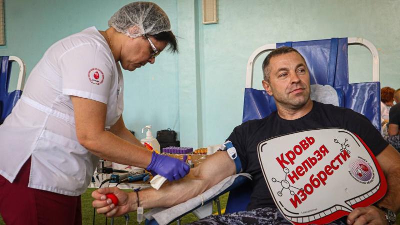 Сотрудники подмосковного главка Росгвардии сдали более 30 литров крови в рамках традиционной донорской акции «От сердца к сердцу»