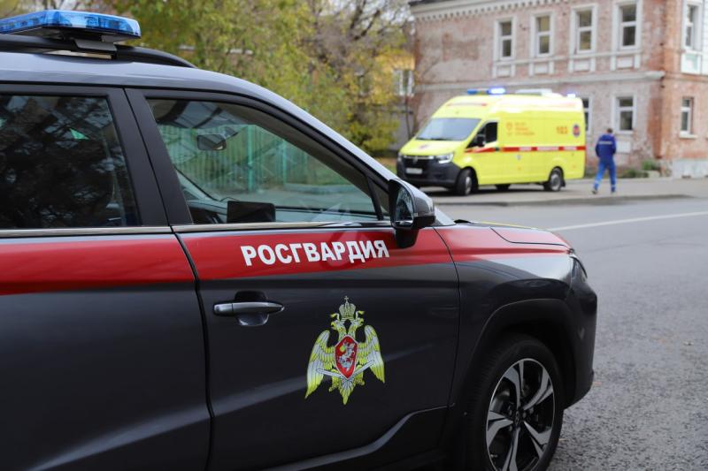 Московские росгвардейцы задержали дебошира, угрожавшего медикам