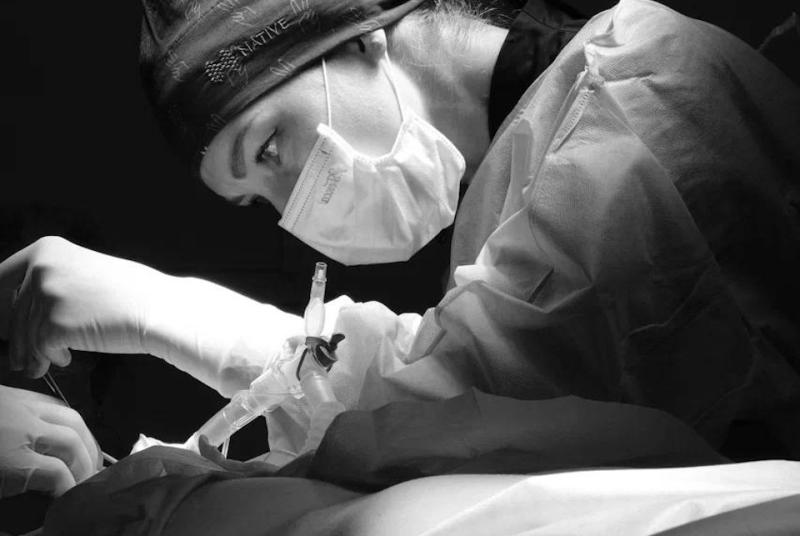 Пластический хирург Софья Абдулаева: когда мужчине стоит установить грудные импланты