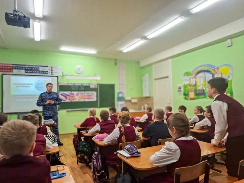 В Саранске росгвардеец провел урок цифровой гигиены для лицеистов