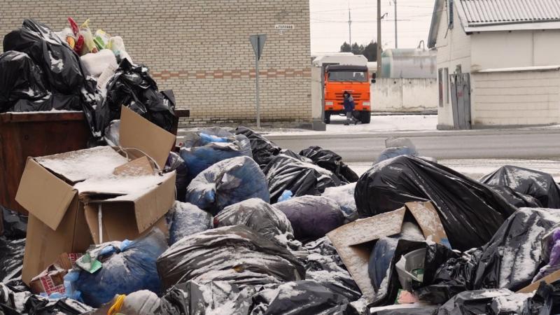 Свалка у детского сада в Прохладном растёт два месяца: запах и антисанитария