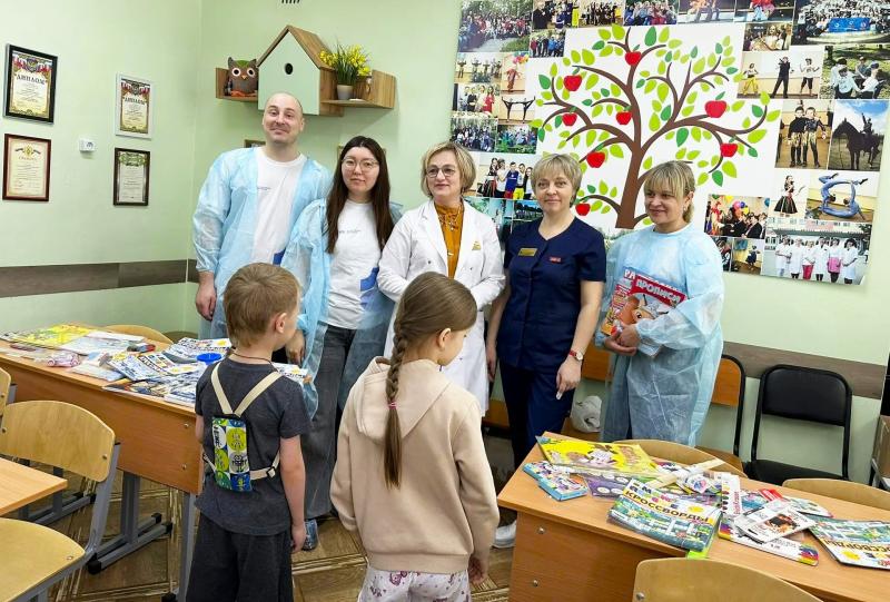 Посылки добра: Почта России подарила Омской областной детской клинической больнице журналы и наборы для творчества